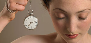 hypnotised woman and watch - does hypnotherapy really work
